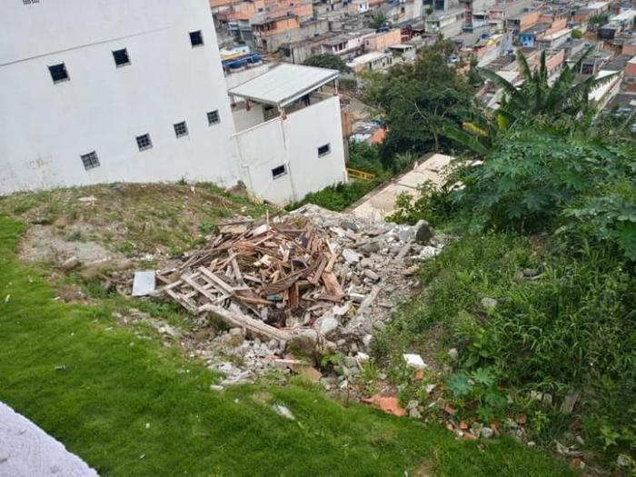 Prefeitura remove ocupação irregular em área de risco no Recreio São Jorge